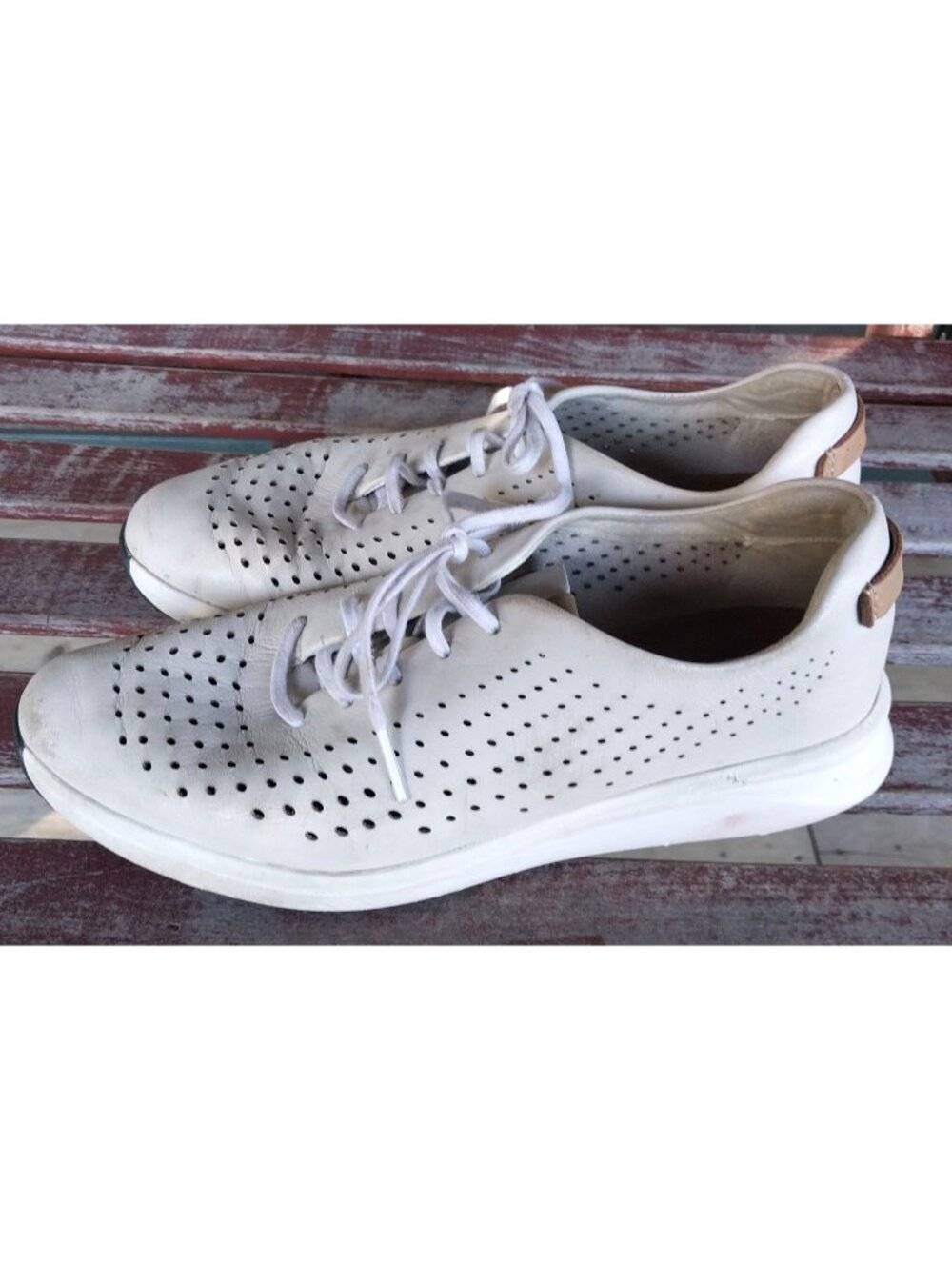 Clarks Unstructured White Perforated Leather Womens Lace-Up Sneakers Size 8 US